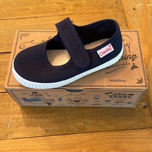 BRAND NEW CIENTA MARY JANES. SIZE 7/23